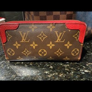 Louis Vuitton zippy wallet